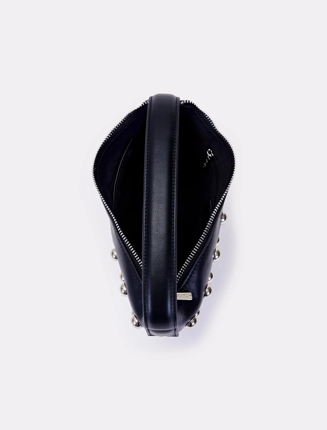 Vicolo Borsa Croissant con borchie XF0014 01 Vicolo