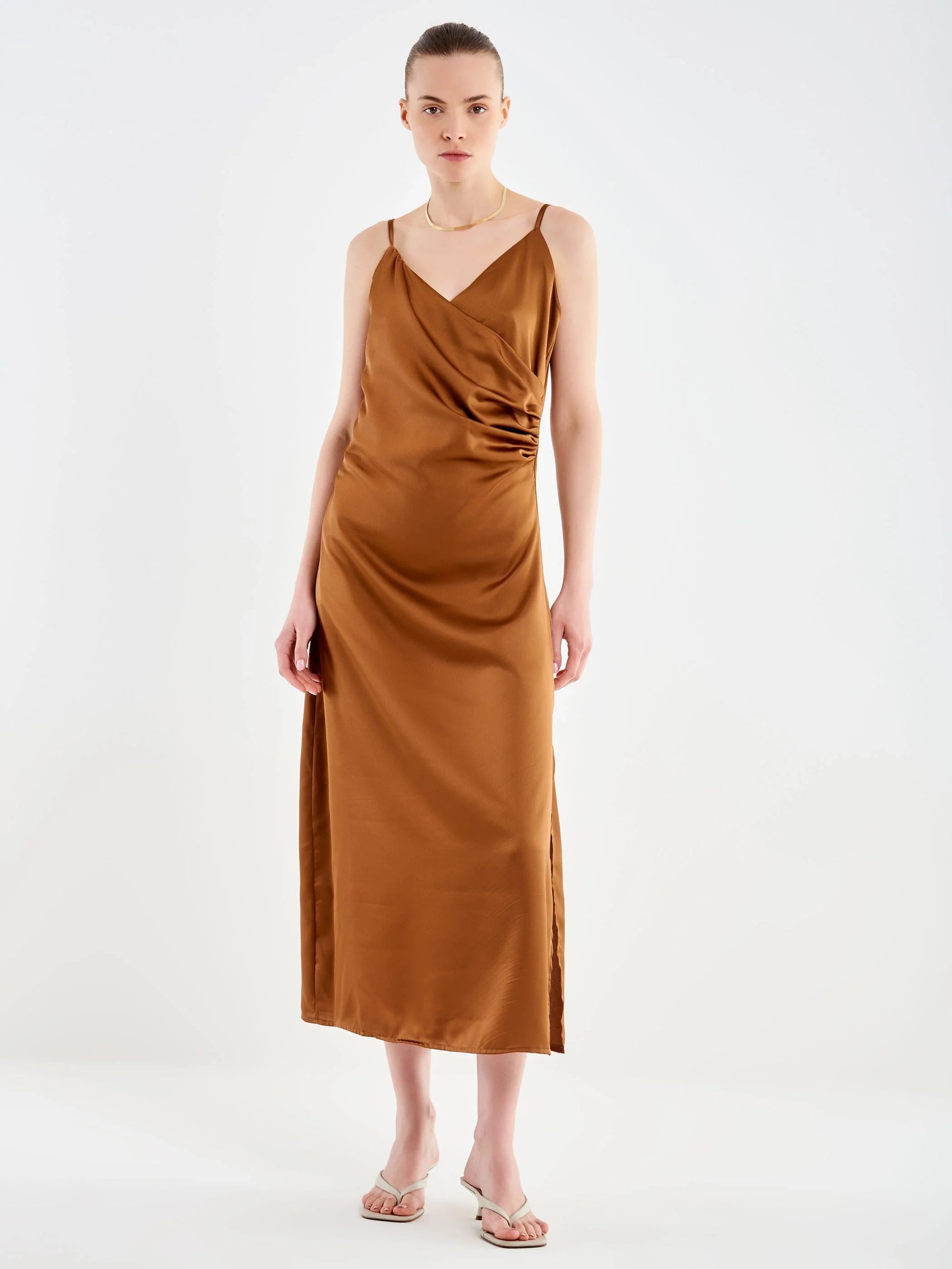 VICOLO ABITO LUNGO DRAPPEGGIO IN SATIN TAB2046 01 Vicolo 